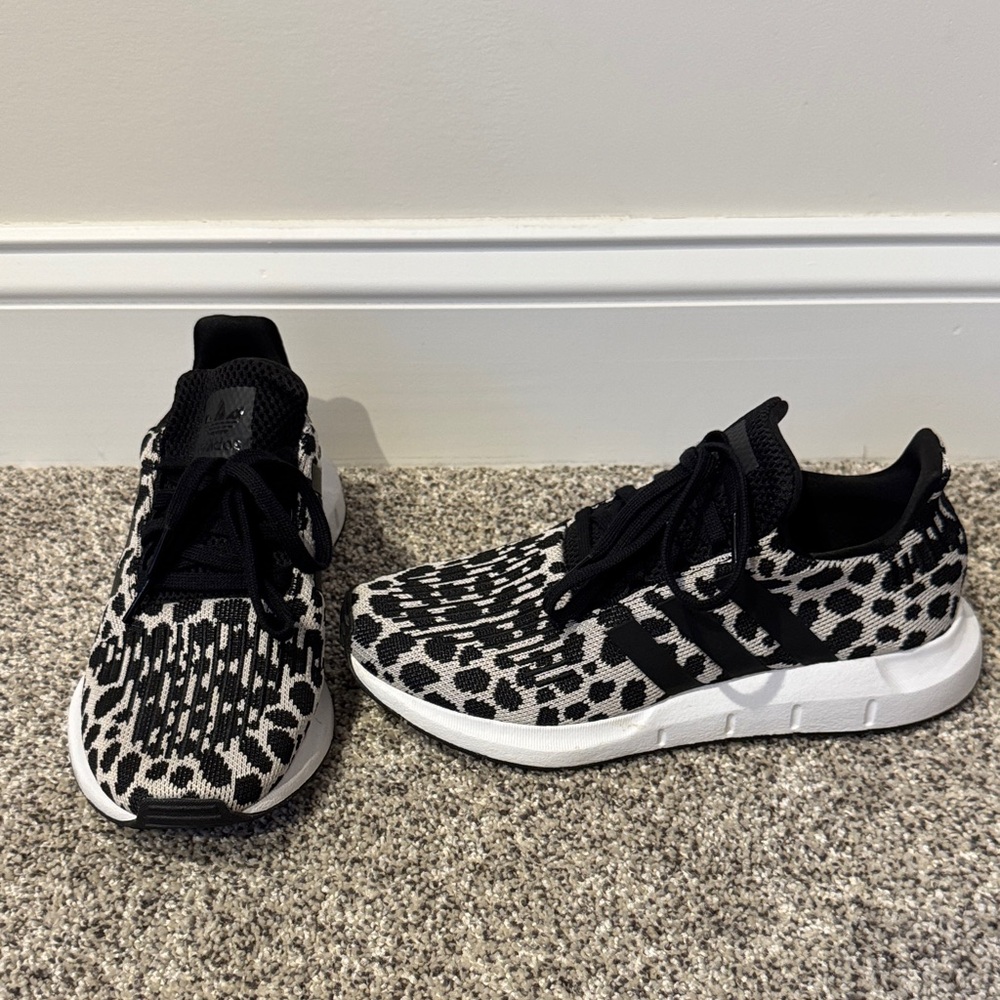 Adidas SWIFT RUN 1.0 SHOES